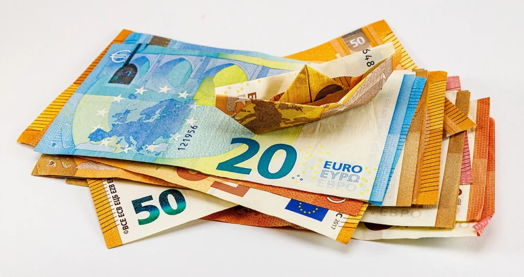 Banknoty euro różnych nominałów