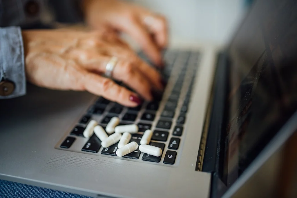Pisanie na klawiaturze laptopa