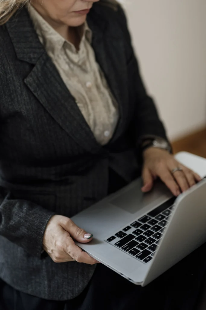 Przegląd dokumentów na laptopie