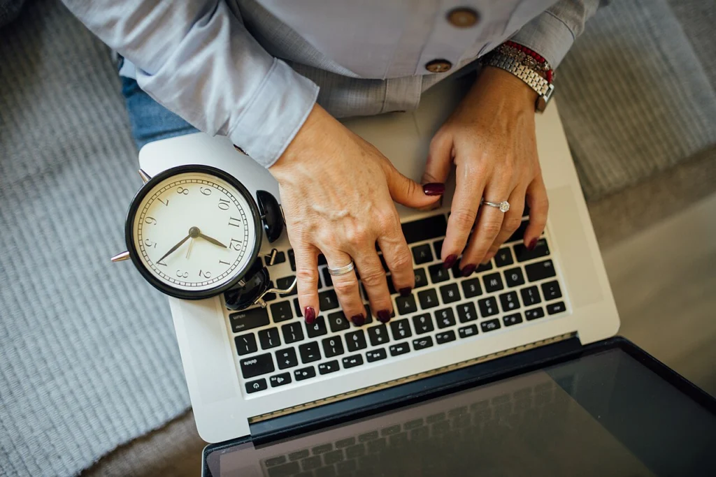 Wypełnianie formularza online na laptopie