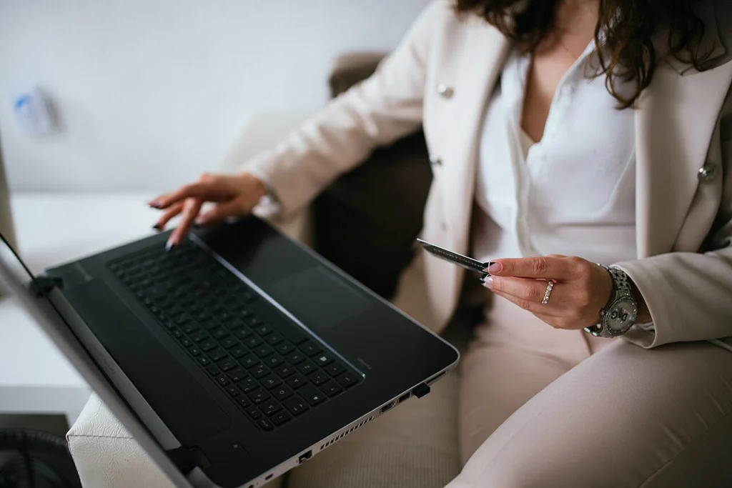 Zakupy internetowe przez laptopa