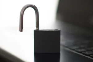 Podstawy cyberbezpieczeństwa dla mikrofirm: zabezpieczenia dostępne od ręki