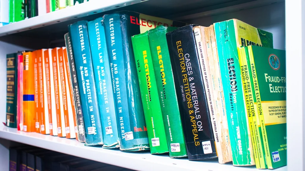 Książki prawnicze na półkach biblioteki
