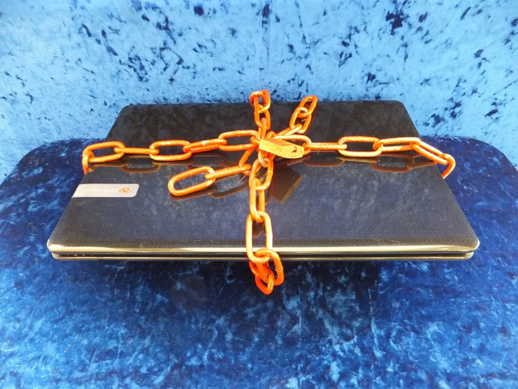 Laptop owinięty łańcuchem z kłódką
