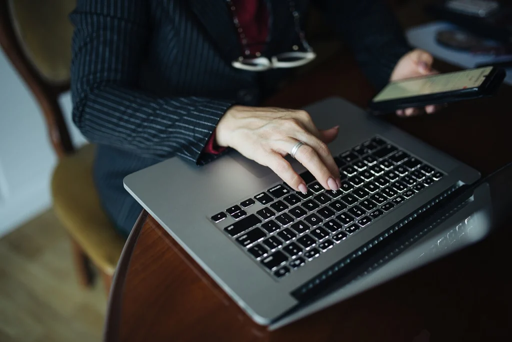 Laptop podczas pracy wieczorem