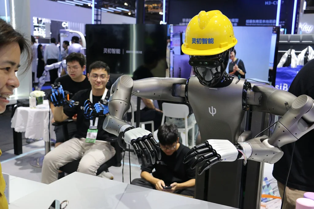 Robot humanoidalny prezentowany na targach