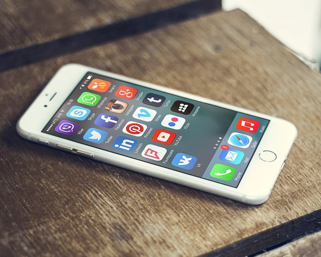 Smartfon z aplikacjami mediów społecznościowych